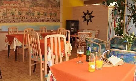 芒通里维埃拉酒店 酒店