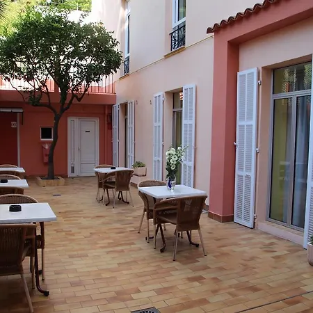 芒通里维埃拉酒店 3*