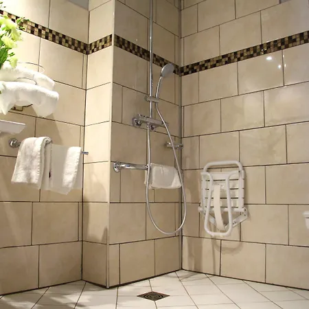 芒通里维埃拉酒店 3*