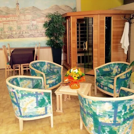 芒通里维埃拉酒店