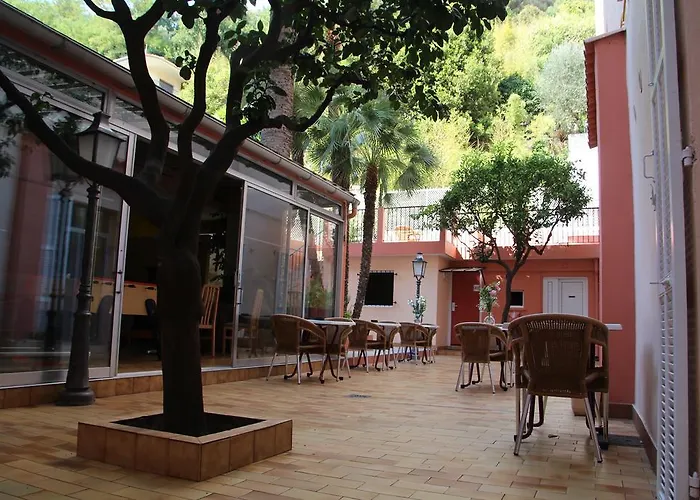 Riviera Готель Мантон